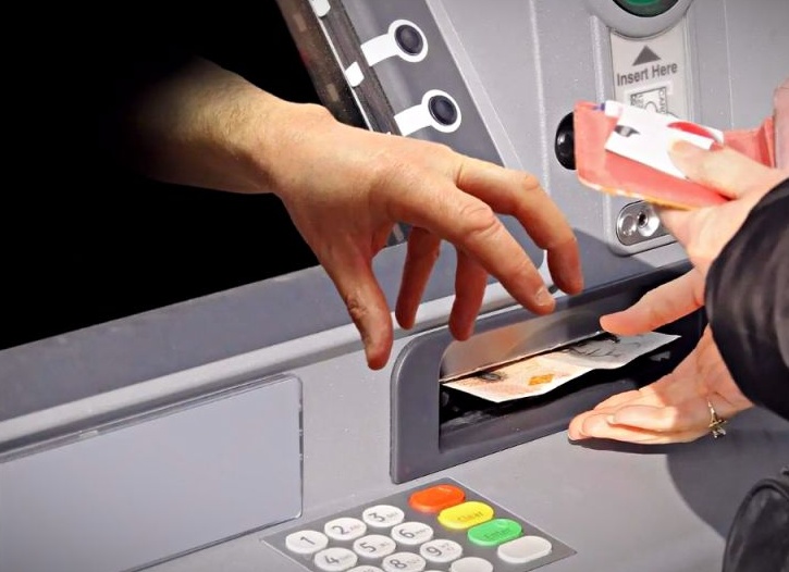 Что делать, если банкомат зажевал деньги